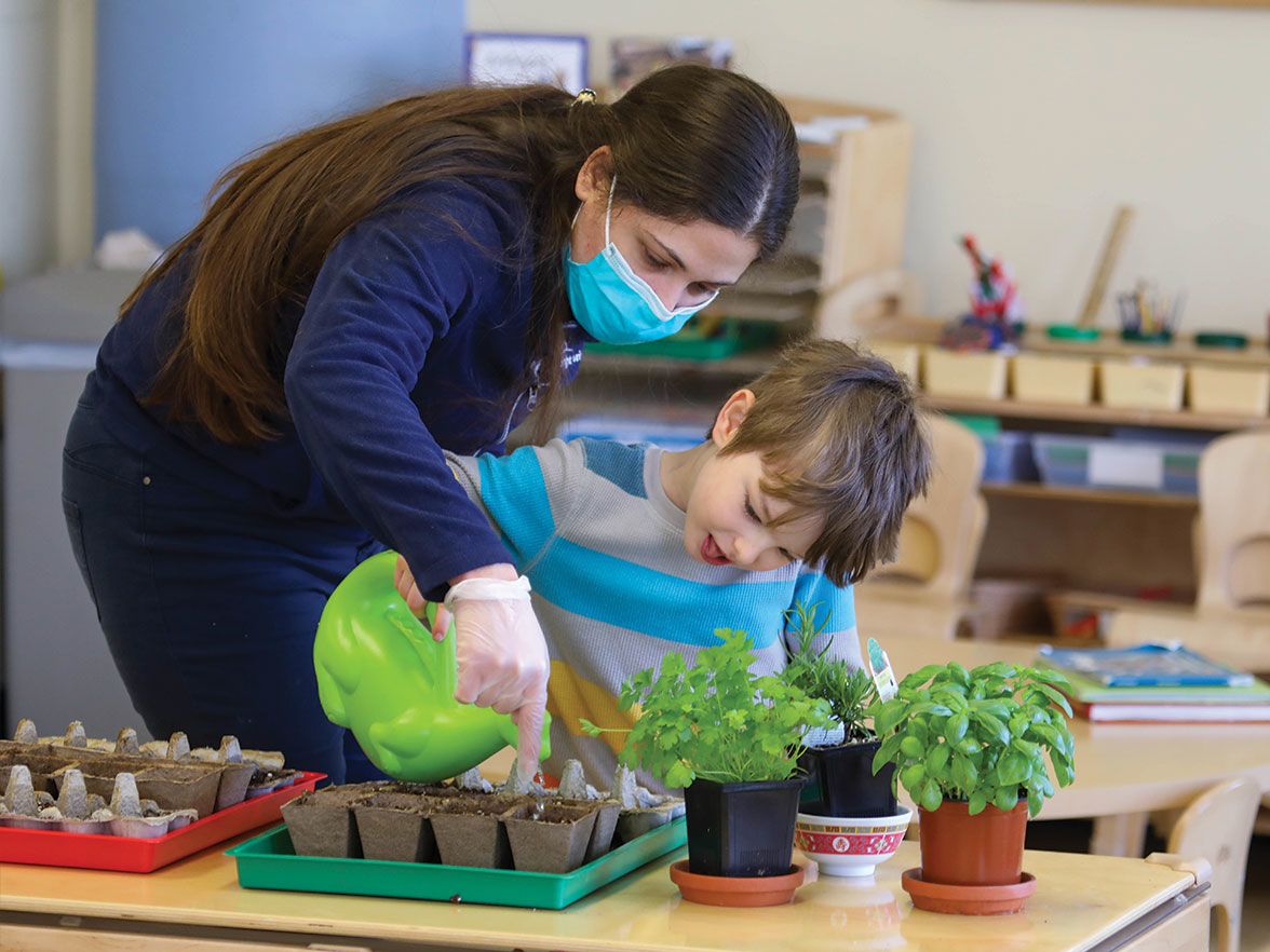 daycare teacher wearing a mask to keep kids healthy at Bright Horizons